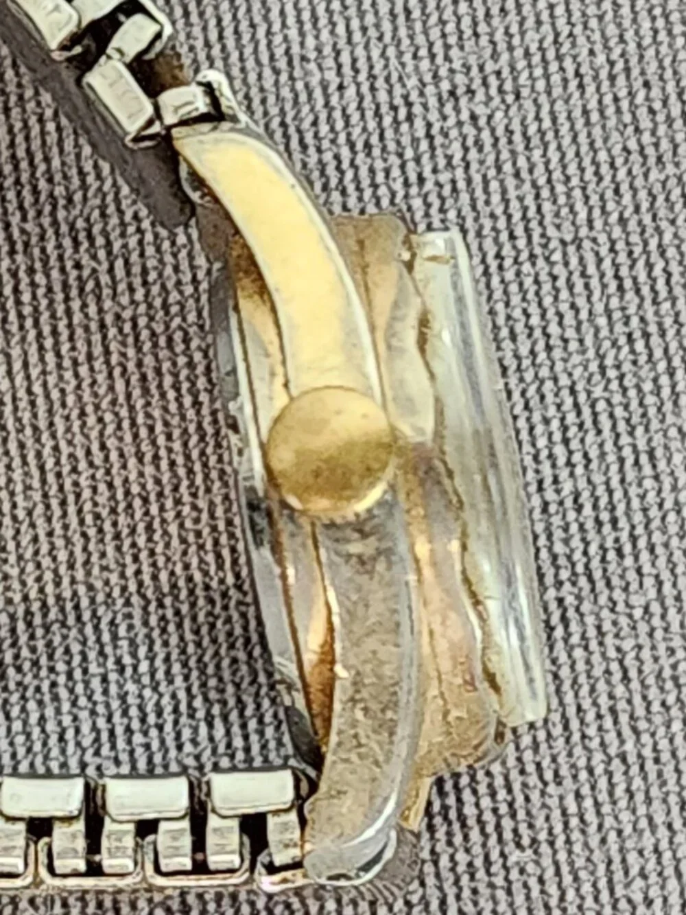 Sorna 17 Jewel Gold and Silver Plate Antimagnetic Waterproof Flex SS Back Watch